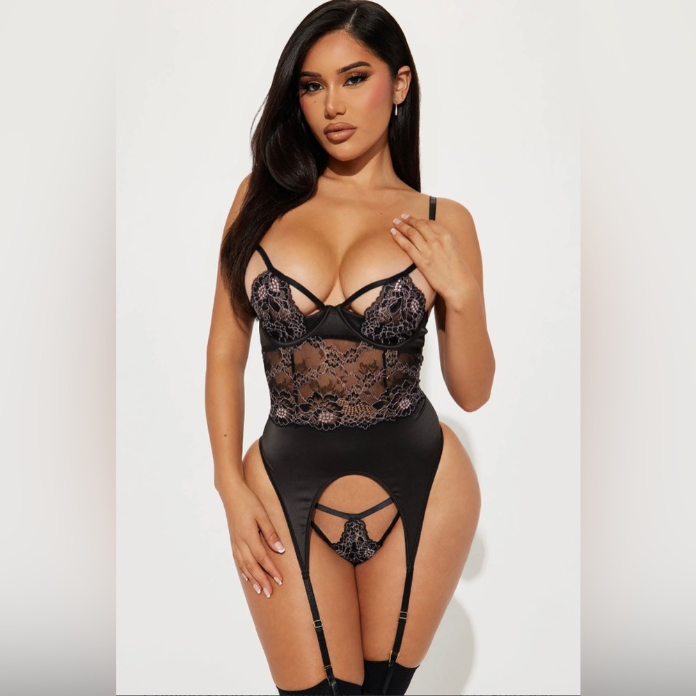 All I Want Lace Two Piece Set in Black/Pink Size Small